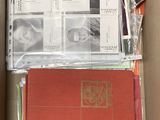 une boîte contenant tout un tas de livres