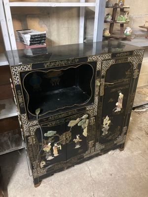 Buffet ouvrant par deux portes en bois laqué à décor d'oisea…