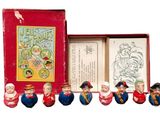 sept figurines alignées à côté d'une boîte rouge