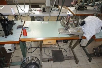 une photo d'une machine à coudre dans une usine