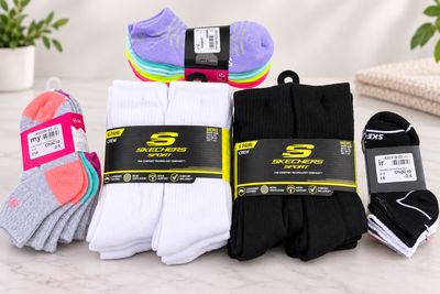 six paires de chaussettes de sport pour femmes posées sur une table