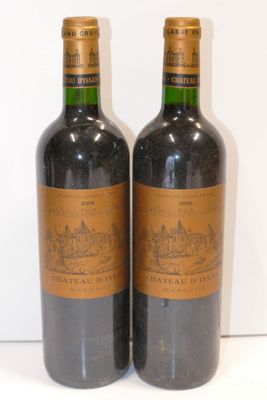 deux bouteilles de vin rouge posées l'une à côté de l'autre sur une surface blanche