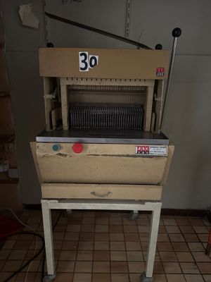 une machine qui se trouve dans une pièce et sur laquelle est inscrit un numéro