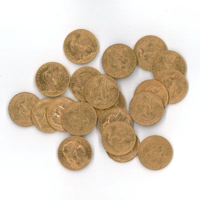 une pile de pièces d'or sur une surface blanche
