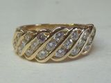 une image d'une bague en diamant sur une surface blanche