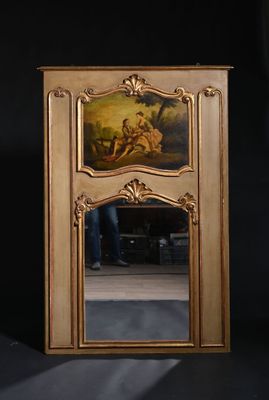 Trumeau en bois sculpté laqué crème et doré.