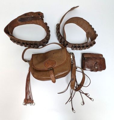 ceinture en cuir marron avec sac à main et bandoulière assortis