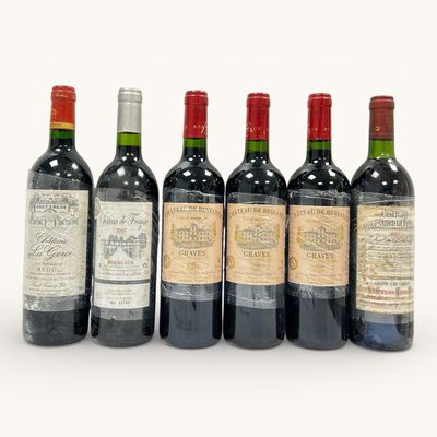 six bouteilles de vin sont alignées dans une rangée