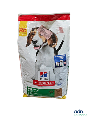 a bag of hill ' s science plan puppy food with a dog ' s head sticking out of it