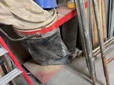 un tas de matériaux de construction posé par terre