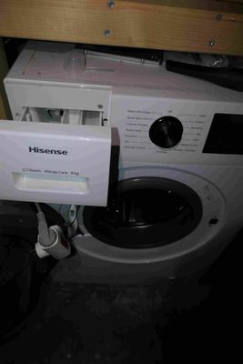 une machine à laver sur laquelle est apposée une étiquette à l'avant