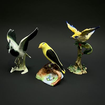 trois figurines d'oiseaux empilées les unes sur les autres