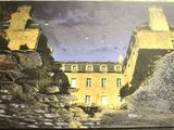 une photo d'une photo d'un bâtiment sur le mur
