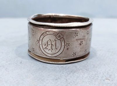un gros plan d'une bague en argent ornée d'étoiles