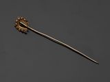 une broche en or et diamants représentant une fleur