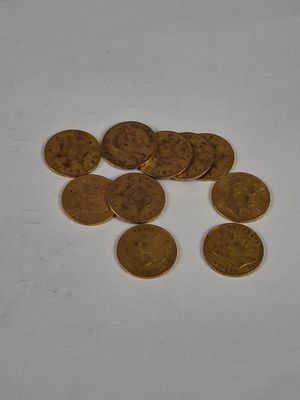 a lot of coins that are on the table