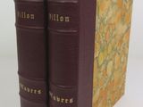 les deux livres sont posés côte à côte sur une surface blanche