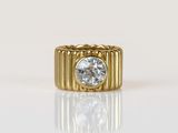 une image d'une bague en or avec un diamant au centre