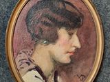 portrait d'une femme vêtue d'une robe à imprimé léopard et d'un col à imprimé léopard