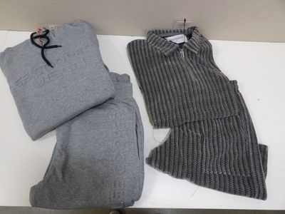 deux vêtements posés sur une table à côté d'une paire de chaussures