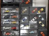 une boîte remplie de petites voitures qui s'y trouvent