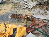 un tas de matériaux de construction posé à même le sol, à côté d'un bâtiment