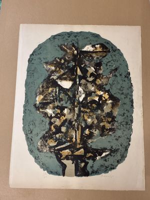 une photo d'un gâteau sur lequel est posée une feuille