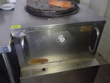 un hot-dog posé sur une grille dans une cuisine
