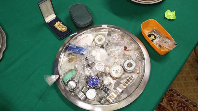 Lot de porte-clés, montres et médailles