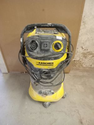 une machine jaune et noire posée par terre