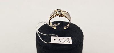 Gros plan sur une bague portant une étiquette