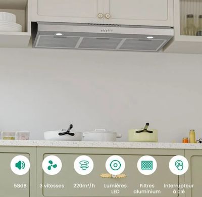une photo d'une cuisine avec une hotte au-dessus de la cuisinière