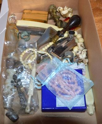 une boîte remplie d'objets assortis posée sur une table