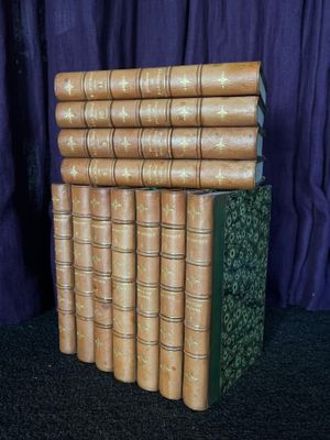 un gros plan sur une pile de livres posée sur une surface noire