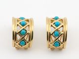 une paire de boucles d'oreilles créoles en or et turquoise