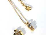 un collier en or orné d'une croix et d'un diamant