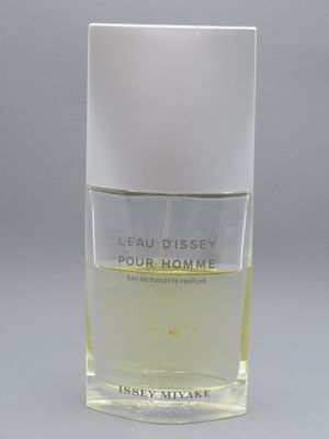 un flacon de parfum « Eau Dissy » posé sur une surface blanche