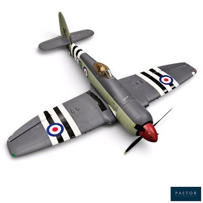 une maquette d'avion de chasse exposée sur une surface blanche