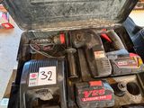 une mallette à outils ouverte, contenant des outils, posée par terre