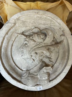 une assiette sur laquelle est représenté un dragon