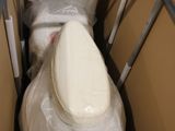 des toilettes situées au milieu d'une pièce