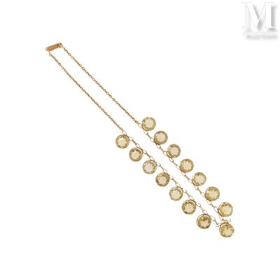un gros plan sur un collier en or orné de nombreuses pierres