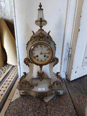 une horloge posée par terre dans la pièce