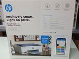 une boîte contenant des produits HP posée sur une table dans un magasin