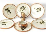 six assiettes ornées de motifs différents, posées sur un fond blanc