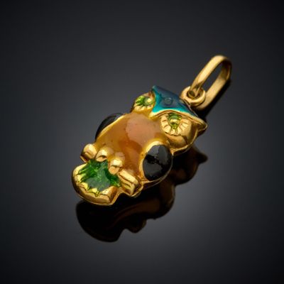 une image représentant un pendentif en or orné d'un chat