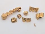 un gros plan sur un tas de pièces d'or posées sur une surface blanche