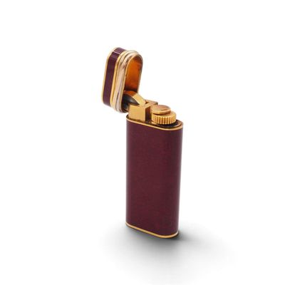 un gros plan d'un briquet posé sur une surface blanche, avec un fond blanc