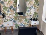 une pièce avec une chaise, un miroir et un miroir accroché au mur