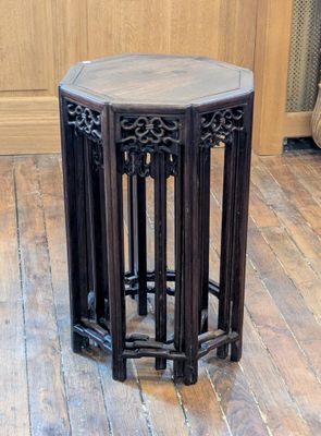 une table en bois avec un plateau en marbre, posée sur un parquet